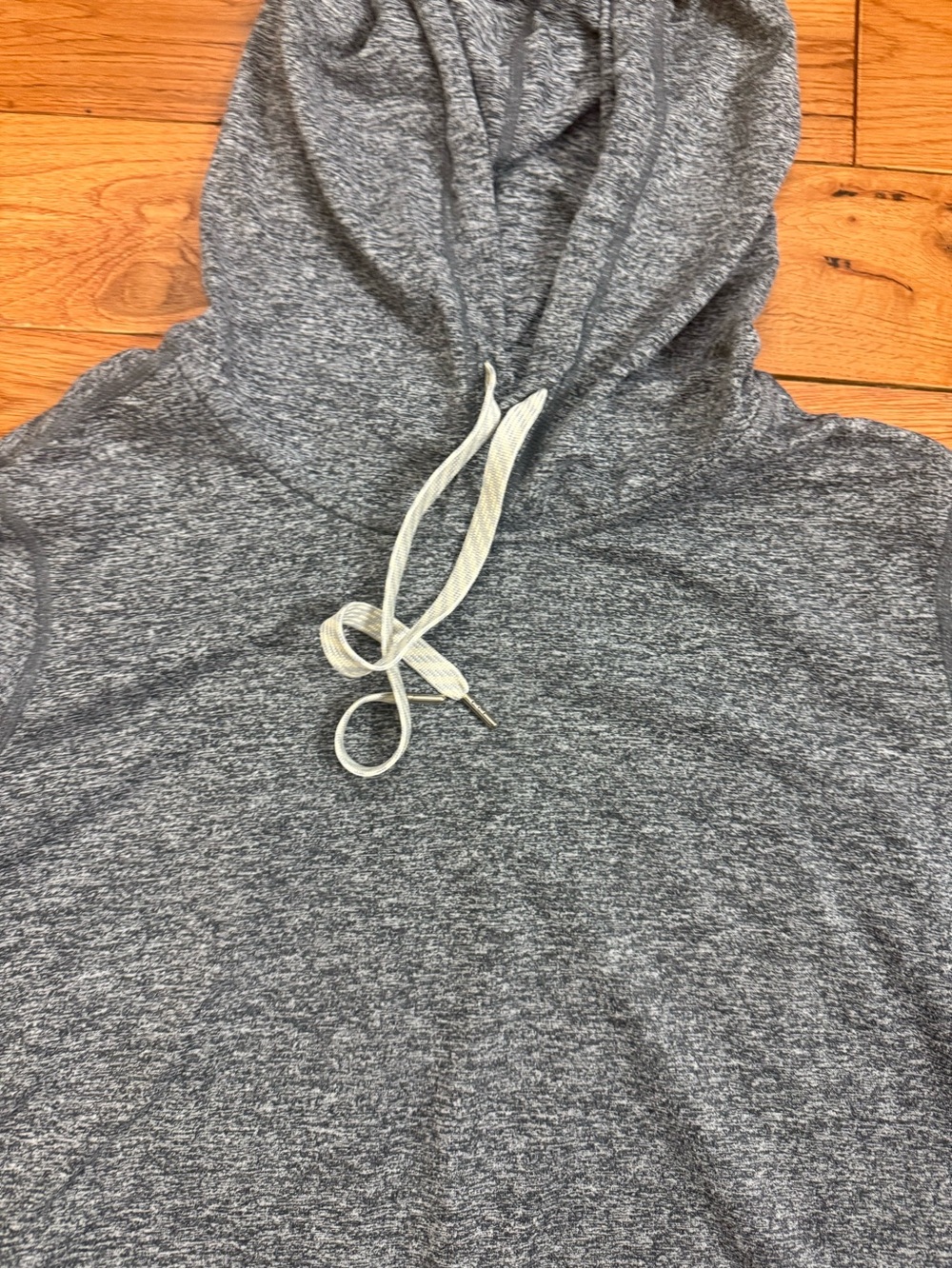 Vuori Women’s Halo Essential Lightweight Hoodie - Picture 3 of 5